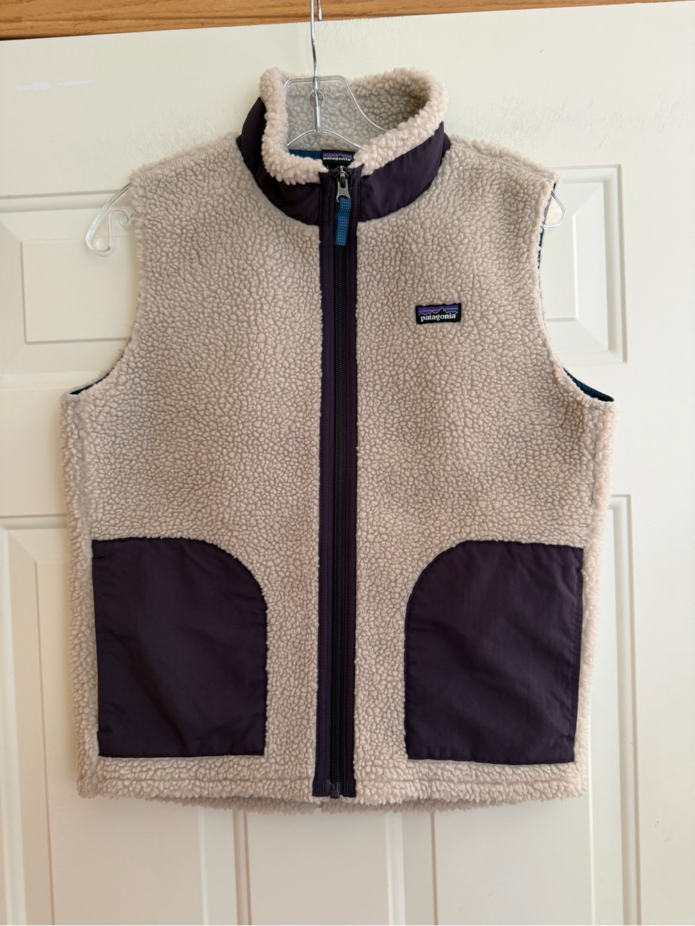 Kids Patagonia Retro-X 65619 tan purple Sherpa fleece vest. Size youth  XL